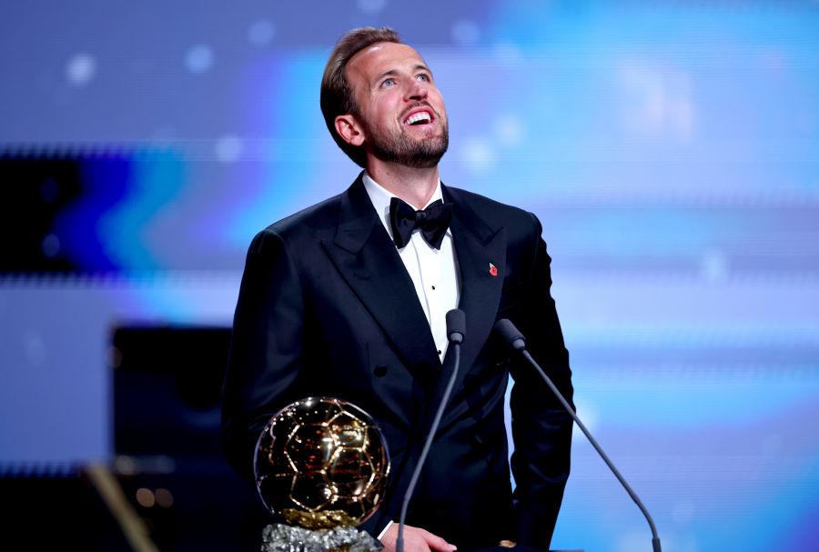 Harry Kane lässt den Moment auf sich wirken: Er gewinnt den Ballon d’Or.
