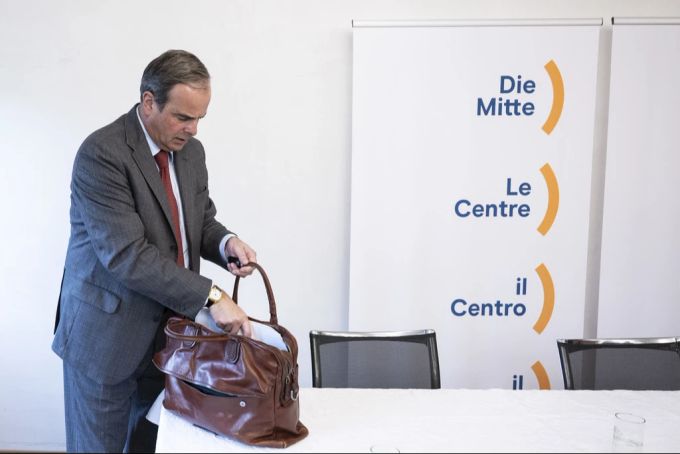 Mitte-Präsident Gerhard Pfister packt seine Sachen zusammen, nachdem er seinen Rücktritt als Parteipräsident auf Sommer 2025 bekannt gegeben hat, am 6. Januar 2025 in Bern. Rücktritt Gerhard Pfister