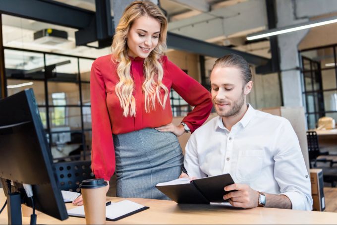 Zeigen Sie nicht ganz soviel Haut im Büro. Fashion
