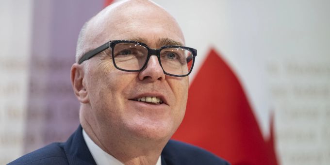 Der neu gewählte Bundesrat Martin Pfister spricht während der traditionellen Medienkonferenz nach seiner Wahl in den Bundesrat in Bern. Pfister