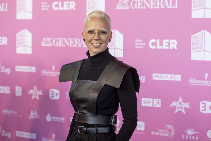 Der ultrakurze Haarschnitt ist das Markenzeichen der Schweizer Sängerin Stefanie Heinzmann – nun wagt sie eine Typveränderung. stefanie heinzmann