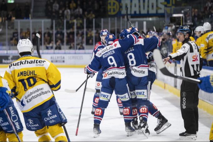 Die ZSC Lions jubeln über die Führung gegen den HCD. ZSC Lions