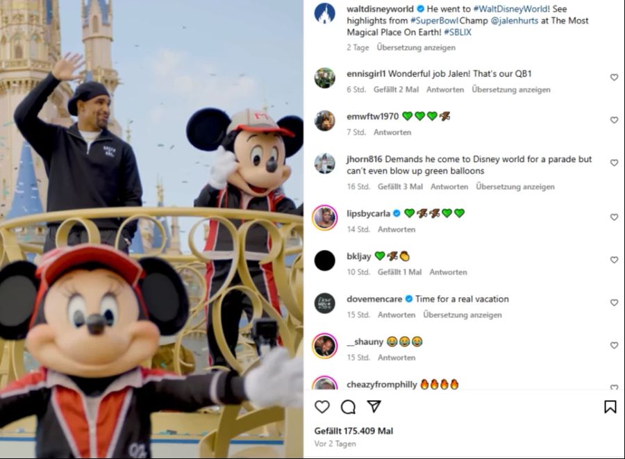 Philadelphia-Quarterback Jalen Hurts winkt im Disney World nach dem Super-Bowl-Sieg.