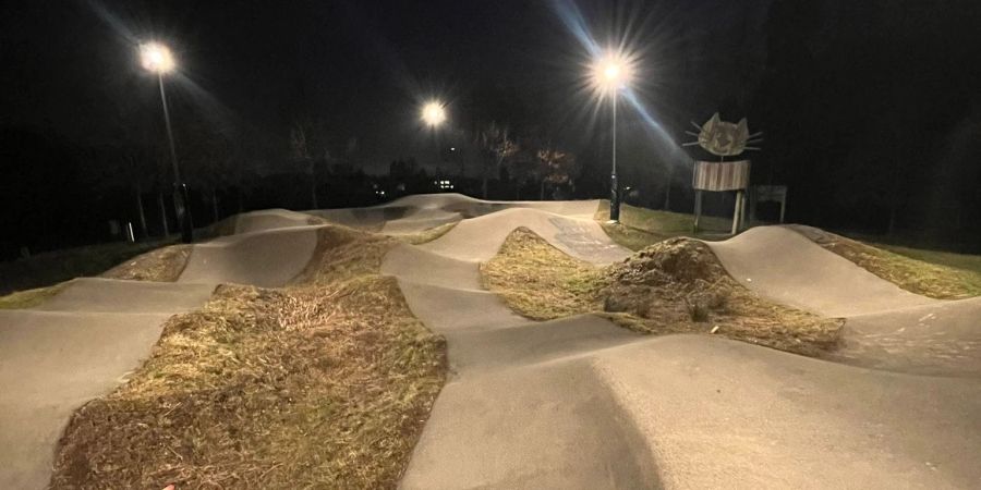 Beleuchtete Pumptrackanlage