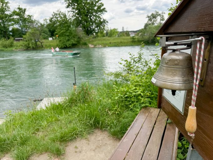 Mit der Fähre geht's über die Reuss ins Restaurant Fahr. Restaurant Fahr Fähre