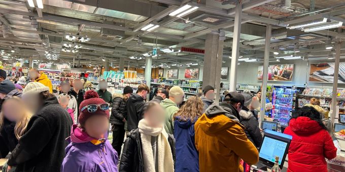 In den letzten Tagen ein gewohntes Bild: Ein überlaufener Supermarkt in Adelboden BE. Supermarkt Adelboden