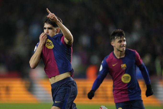 Barcelonas Pau Cubarsi feiert sein Tor zum 2:2 gegen Atlético. FC Barcelona
