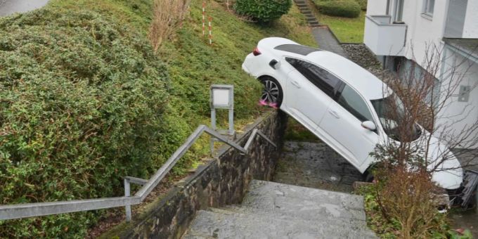 Stadt Luzern - Beim Parken: Seniorin verwechselt Gas- mit Bremspedal