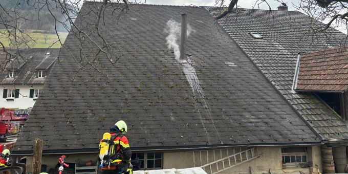 Osterfingen: Feuerwehr löscht einen Kaminbrand in einem Ökonomiegebäude. Brand in Osterfingen
