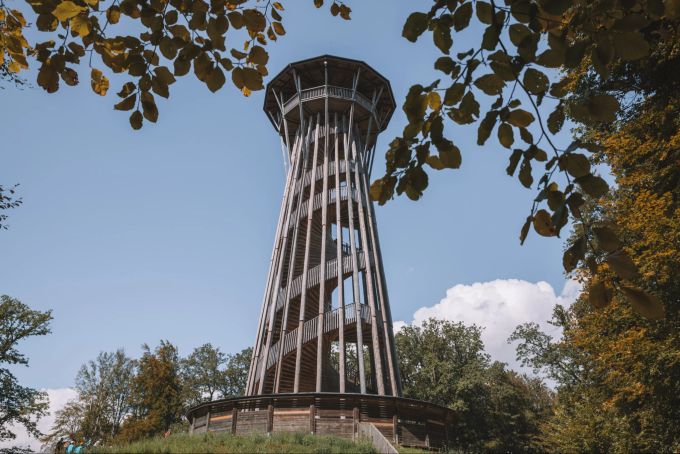 Wer die 151 Stufen des imposant gebauten Tour de Sauvabelin hinaufgeht, wird mit einem wunderschönen Panorama belohnt. Tour de Sauvabelin