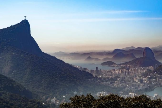 Die Aussicht von der berühmten Statue in Rio de Janeiro ist spektakulär, doch die Menschenmassen und lange Wartezeiten schrecken viele ab. Christusstatue