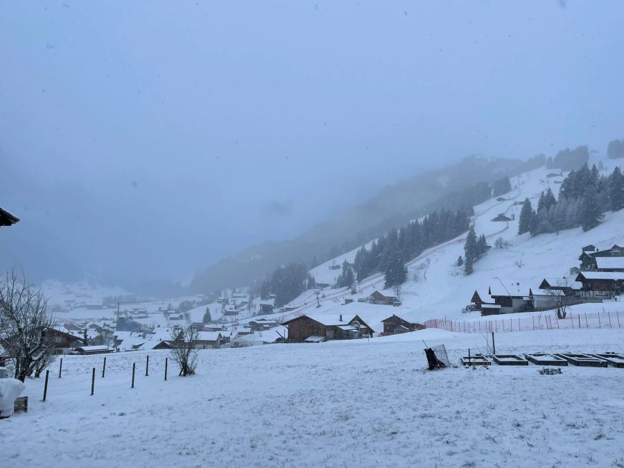 Das Wetter spielt in diesem Jahr in Adelboden nicht wirklich mit. So sieht es am Tag vor dem ersten Rennen aus.