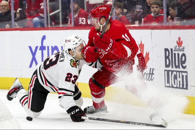 Philipp Kurashev (links) im NHL-Spiel gegen Detroit. NHL