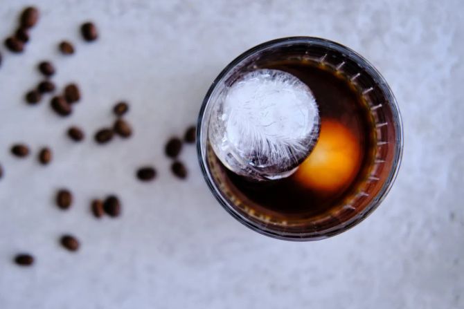 Kalter Kaffee mit Eiswürfel