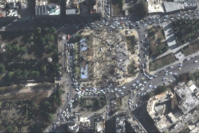 In Aleppo haben sich tausende Menschen versammelt, nachdem die Rebellen die Übernahme in Damaskus bekanntgaben. Aleppo Syrien