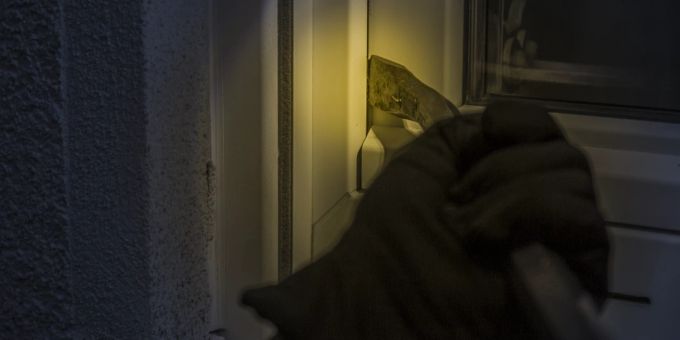 In der dunklen Jahreszeit fühlen sich Einbrecher besonders sicher. (Symbolbild) Einbrecher Stemmeisen Fenster