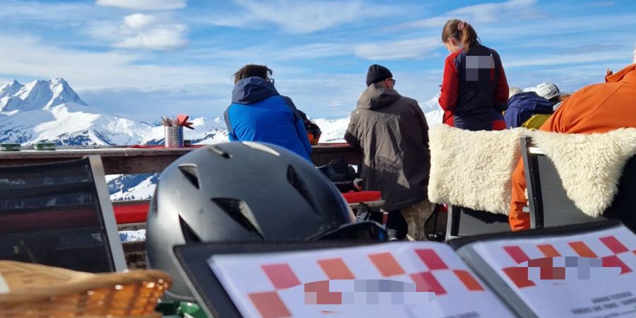 Trotz perfektem Skiwetter wird auf einer Berner Oberländer Terrasse geschnippt und gefuchtelt. Die Kellnerin ist verunsichert, bleibt aber ruhig und freundlich.