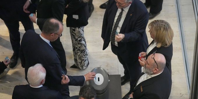 SPD und Grüne kritisierten die Union, die politische Mitte verlassen zu haben, und machten CDU-Chef Merz dafür verantwortlich. (Archivbild) Union