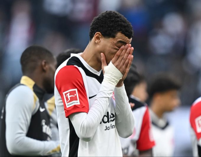Ekitiké ärgert sich über seine vergebene Chance. bundesliga