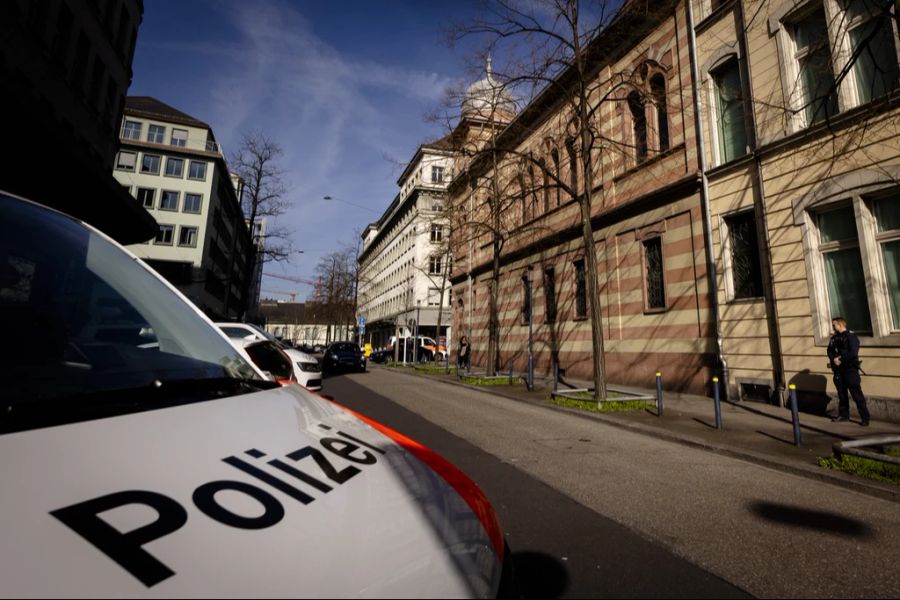 In der Folge fuhr er die verletzte Frau selbst ins Spital. Damit beging er Fahrerflucht, er hätte den Unfallort nur mit Erlaubnis der Polizei verlassen dürfen. (Symbolbild)