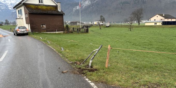 Mollis GL - Autofahrer prallt in mehrere Metallpfosten