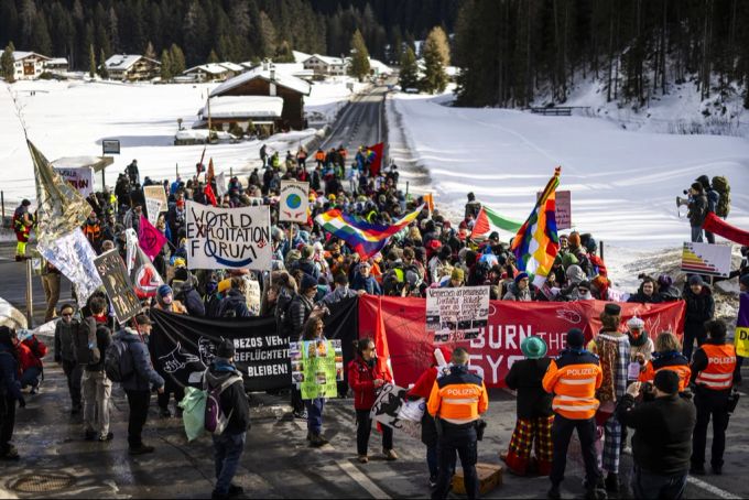 Durch den Protestmarsch kam es zu Staus. WEF