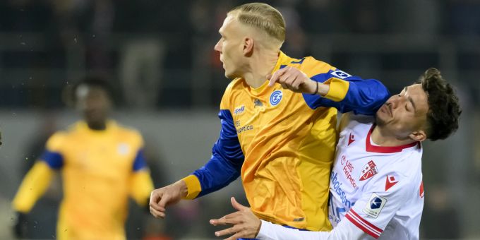 Saulo Decarli von GC sieht im Spiel gegen Sion schon früh die Rote Karte. GC