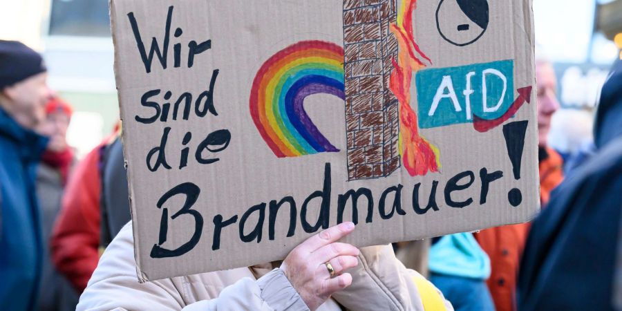 In Frankfurt erinnert eine Demonstrantin an die Brandmauer.