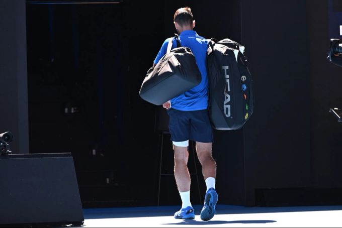 Mit Buhrufen wurde Novak Djokovic bei den Australian Open nach Spielabbruch verabschiedet. australian open