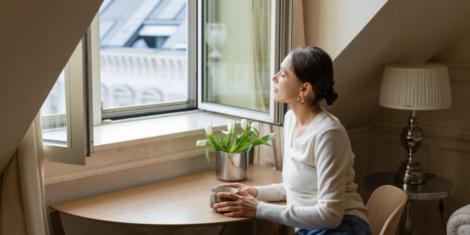 Frau am Fenster