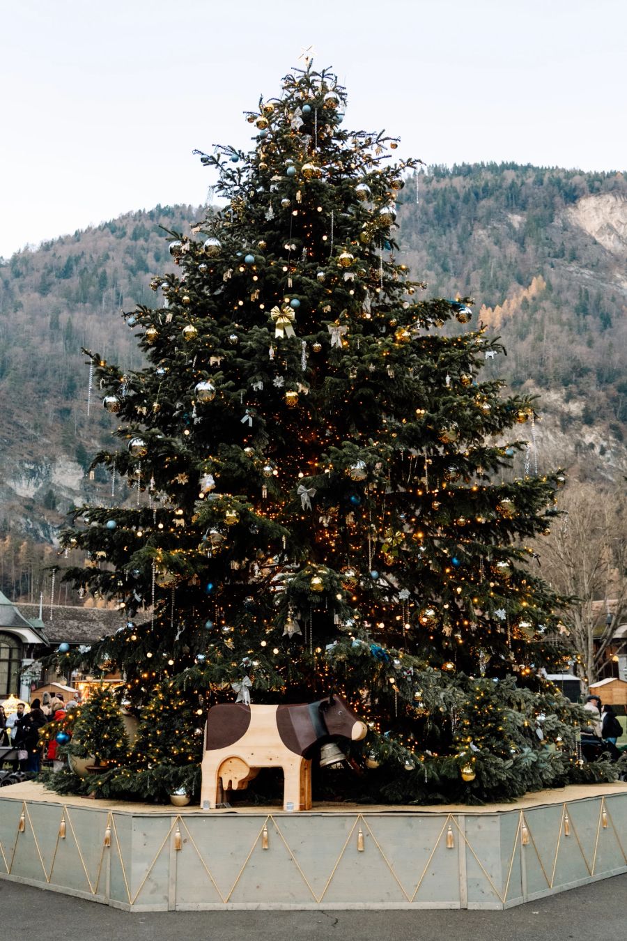 Ein grosser Weihnachtsbaum darf da nicht fehlen.