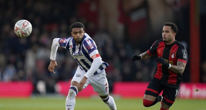 West Bromwichs Darnell Furlong (links) wird in Zukunft doch nicht von Raphael Wicky trainiert. wicky