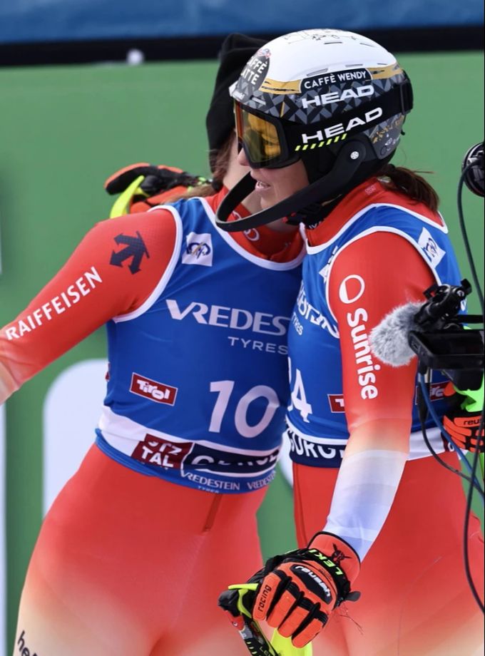 Wendy Holdener gratuliert Camille Rast im November zum Podest. Wendy Holdener