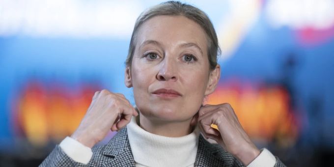 Alice Weidel wirbt für ein Buch, der Autor aber winkt ab. alice weidel