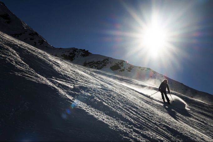 Viele der Notfallpatienten im Wallis haben einen Skiunfall erlitten. (Symbolbild) Ski