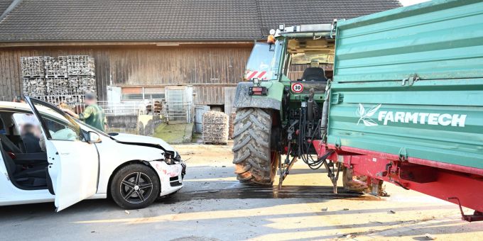 Niederglatt SG - Autofahrerin (20) bei Kollision mit Traktor verletzt