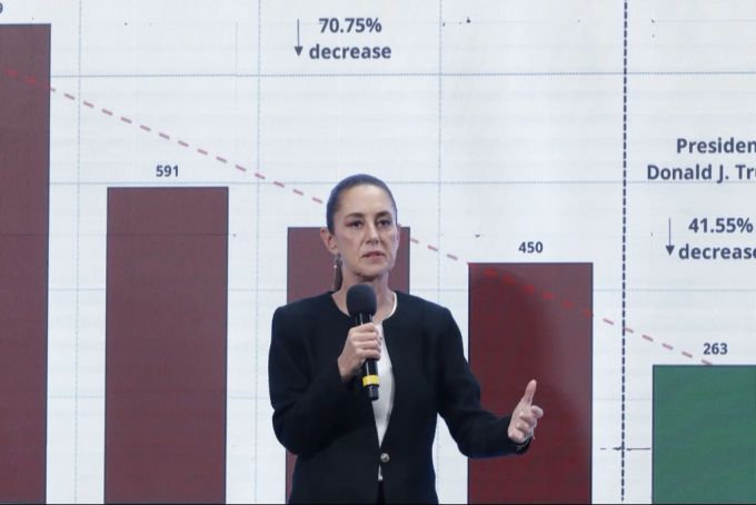Mit der Grafik, die den Rückgang des beschlagnahmten Fentanyls an der US-Südgrenze zeigt, überzeugte Claudia Sheinbaum Donald Trump von der Aufhebung der Strafzölle. Donald Trump Claudia Sheinbaum