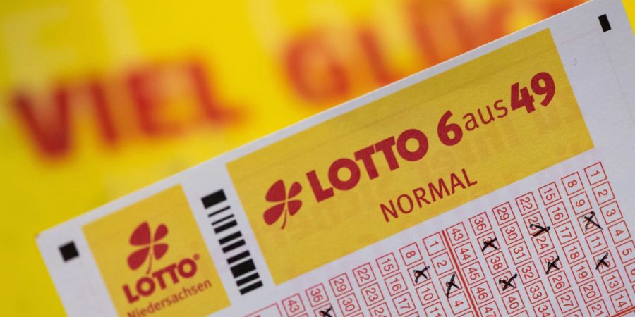 Viele Menschen spielen Lotto - im vergangenen Jahr lag der Einsatz bei mehr als 8,5 Milliarden Euro. (Archivbild)