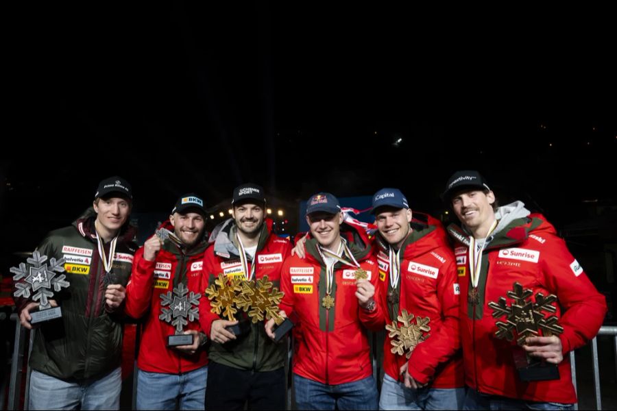 In der neuen Team-Kombi gibts nur Schweizer-Kreuze auf dem Podest zu sehen. Gold (Meillard, von Allmen), Silber (Nef, Monney) und Bronze (Rochat, Rogentin) gehen in die Schweiz.