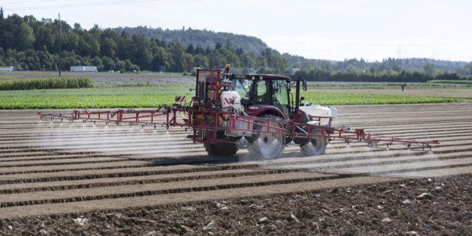 Nach der Aussaat der Spinatsamen auf einem Feld des Betriebs Gemüse Käser & Co. in Birmenstorf ZH bringt ein Traktor ein Herbizid aus, welches das Keimen von Unkraut vermindert, am 17. September 2019. Herbizid Landwirtschaft Unkrautvertilger