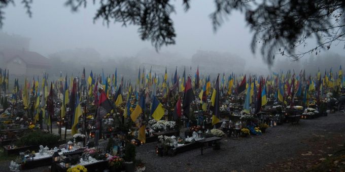 Soldatengräber in der Ukraine. UN-Beobachter haben seit dem Sommer deutlich mehr Fälle erfasst, in denen ukrainische Kriegsgefangene getötet wurden. (Symbolbild) Soldatengräber in der Ukraine. UN-Beobachter haben seit dem Sommer deutlich mehr Fälle erfasst, in denen ukrainische Kriegsgefangene getötet wurden. (Symbolbild)