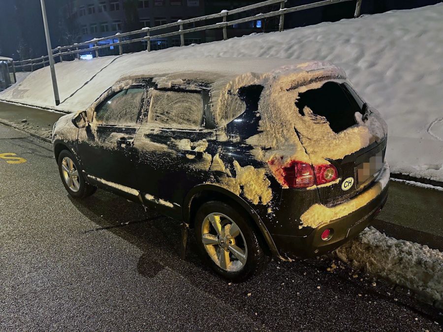 Die Fahrzeuge waren nicht vollständig von Schnee und Eis befreit.