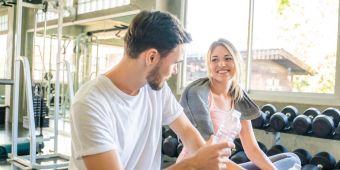 Frau und Mann in einem Fitnessstudio