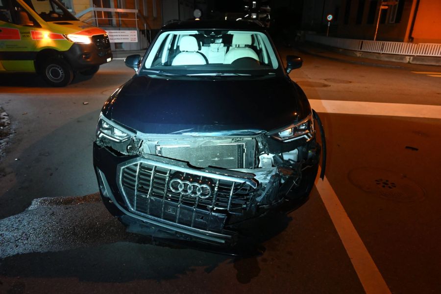 Eine Autofahrerin wurde bei der Kollision verletzt.