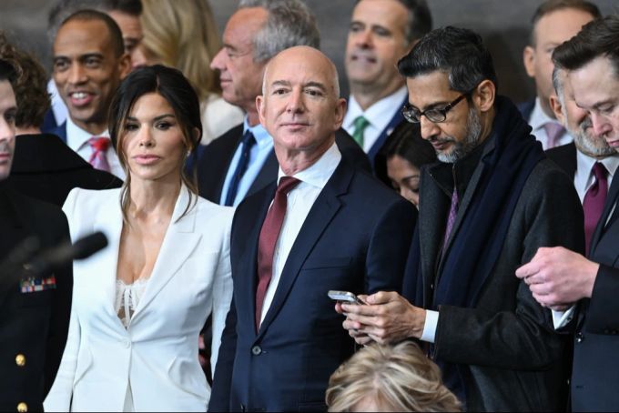 Jeff Bezos' Verlobte lässt bei Trumps Amtseinführung tief blicken. Jeff Bezos Verlobte