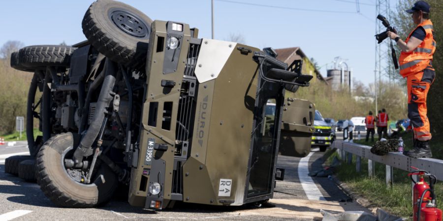 Mitglieder der Kantonspolizei und der Militärpolizei untersuchen den umgekippten Duro der Schweizer Armee in Hinwil ZH. (Archivbild)