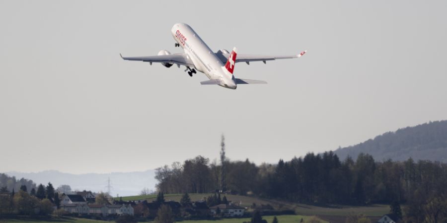 Künftig sollen Betrieb und Betriebszeiten der Flughäfen Genf und Zürich gesetzlich abgesichert sein. Gegner sprechen von einer Zementierung der bestehenden Belastungen für die Bevö...