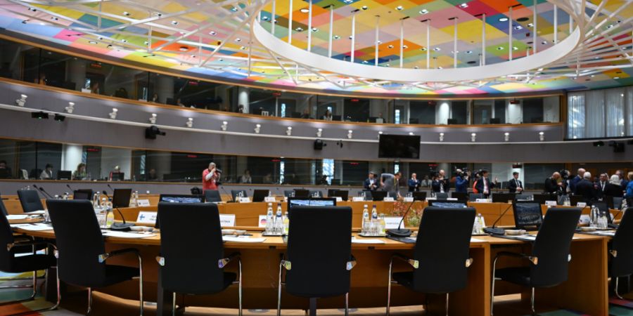ARCHIV - Vertreter der EU, sowie Staats- und Regierungschefs der EU, unterhalten sich hinter dem Round Table beim EU-Gipfel im März miteinander. Foto: Markus Lenhardt/dpa