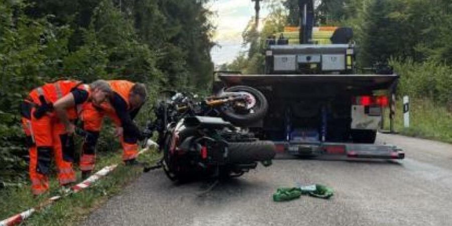 Bei dem Unfall in Embrach wurden zwei 38-Jährige schwer verletzt.