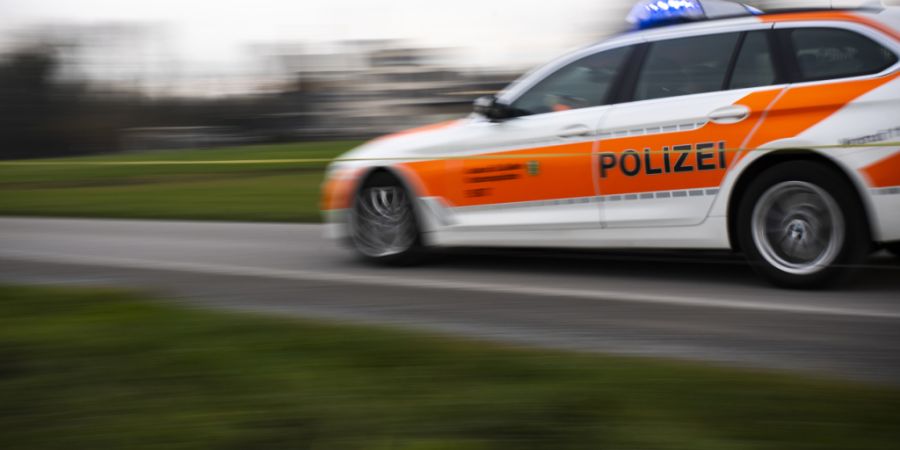 Ein Unbekannter überfiel einen Tankstellenshop in Haag SG und anschliessend im Fürstentum Liechtenstein. Eine sofortige Fahndung der Polizei blieb erfolglos. (Archivbild)